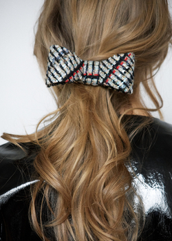 Бант-бабочка из серого твида с цветными нитями