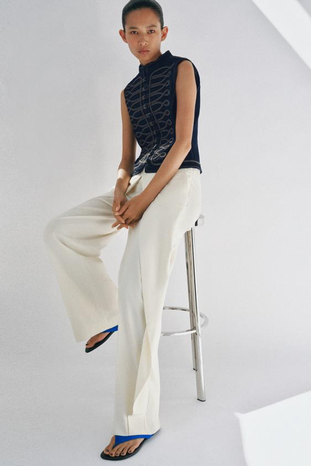 ZARA ДЖИНСОВЫЙ ЖИЛЕТ С ДЕКОРАТИВНОЙ СТРОЧКОЙ — ZW COLLECTION, СИНИЙ