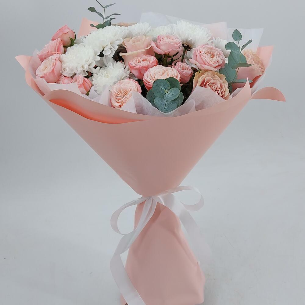 Бело-розовый букет с розами и хризантемами