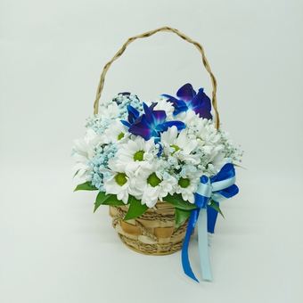 Корзинка с орхидеей и хризантемой