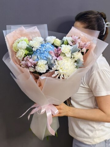 Авторский букет в нежной гамме