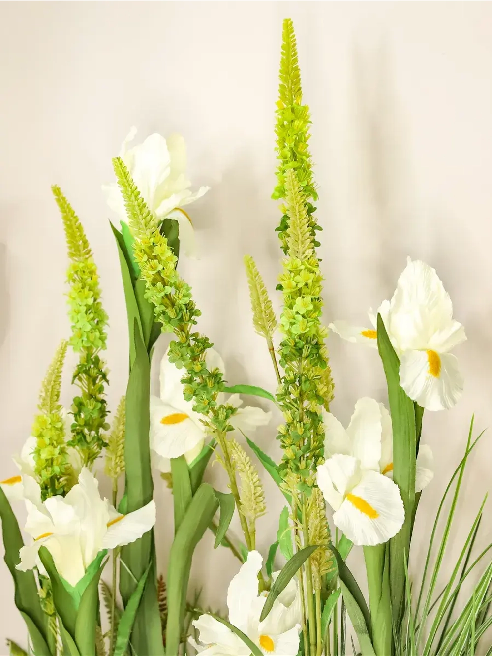 Напольная композиция из искусственных растений и цветов