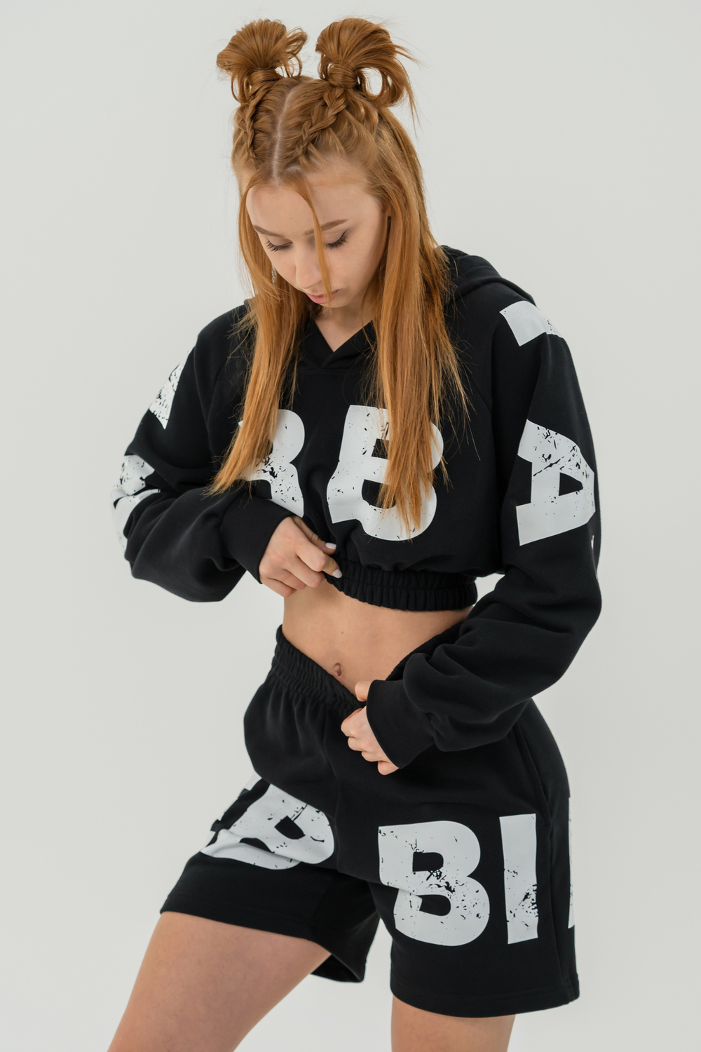 УКОРОЧЕННАЯ ТОЛСТОВКА TRAINING CROPPED HOODIE MUSCLE MOMMY 619 ЧЕРНАЯ