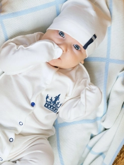 Комплект для новорожденного мальчика (комбинезон и шапочка без завязок) с синей короной