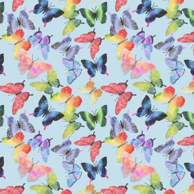 Летят красивые яркие бабочки