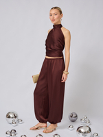 Топ халтер с открытой спиной из атласа