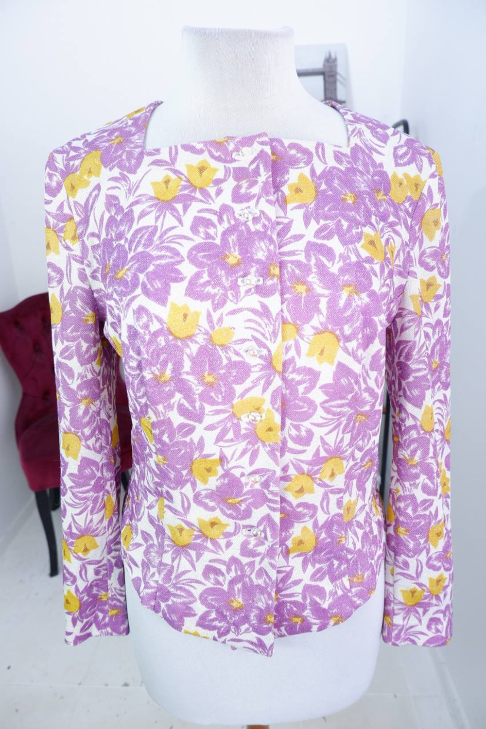 Жакет цветочной расцветки переливающийся, визуально на 46 размер