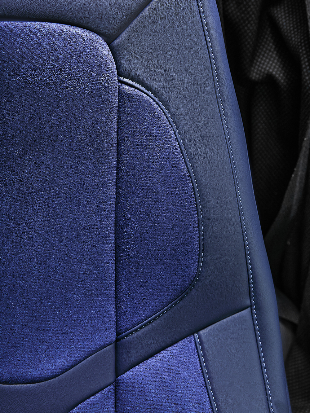 Чехлы Люкс VOLVO FH-13 после 2018 года: водитель от сиденья, пассажир от стойки кабины (один вырез под ремень) (экокожа, синий, синяя вставка)