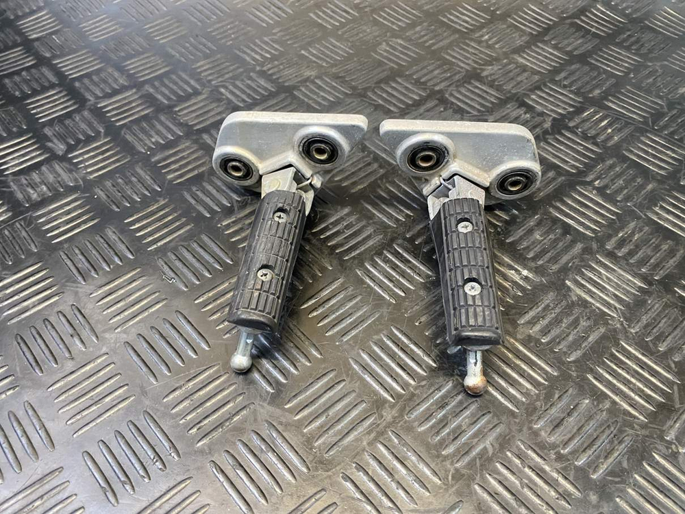 Подножки водительские Yamaha TDM850 RN03J 053989