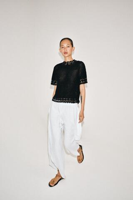 ZARA ТРИКОТАЖНЫЙ ТОП С ВЫСОКИМ ВОРОТНИКОМ И ЦВЕТОЧНЫМИ ДЕТАЛЯМИ, ЧЕРНЫЙ