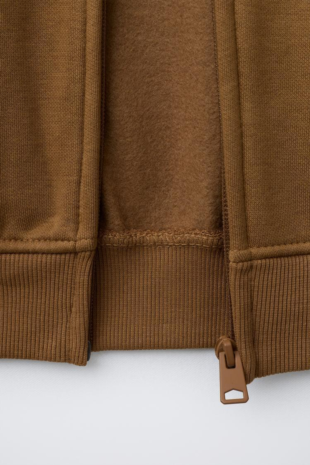 ZARA ОДНОТОННАЯ ТОЛСТОВКА ИЗ ФЛИСА С КАПЮШОНОМ, ОХРА