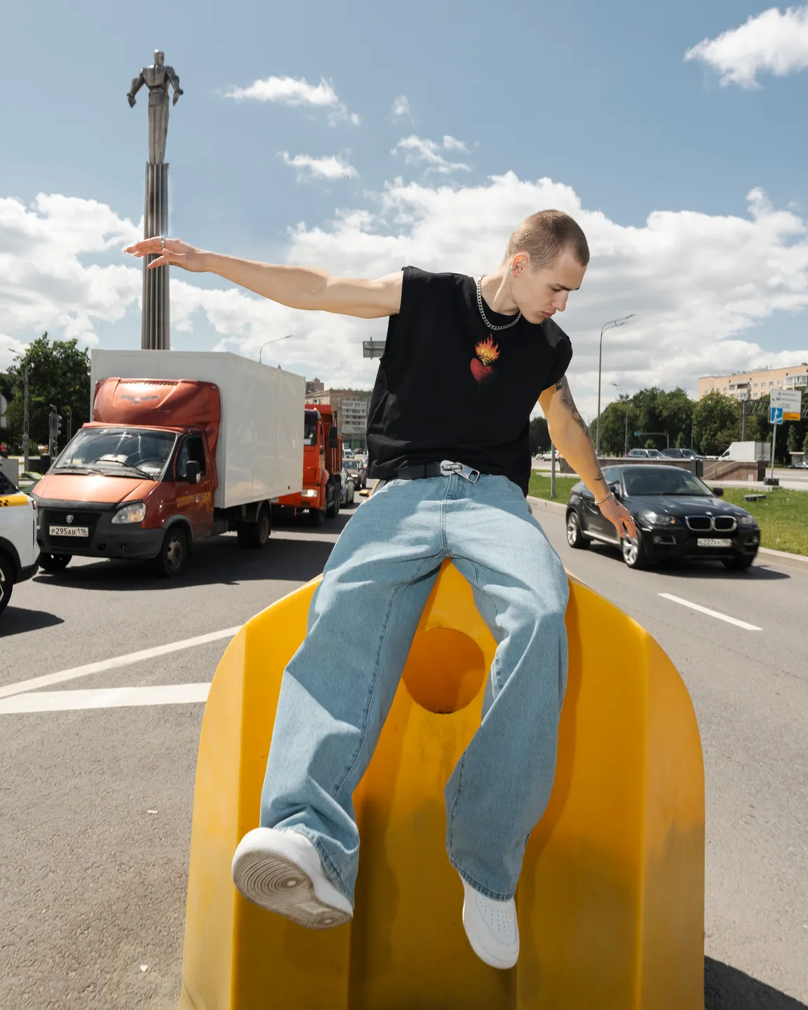 Черная футболка без рукавов 