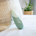 Зеленый клиторальный вибратор 14,2см Womanizer Vibe Green WZFS1SG5