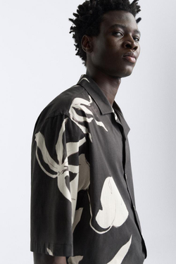 ZARA РУБАШКА ИЗ ТКАНИ С ЦВЕТОЧНЫМ ПРИНТОМ, ЧЕРНЫЙ