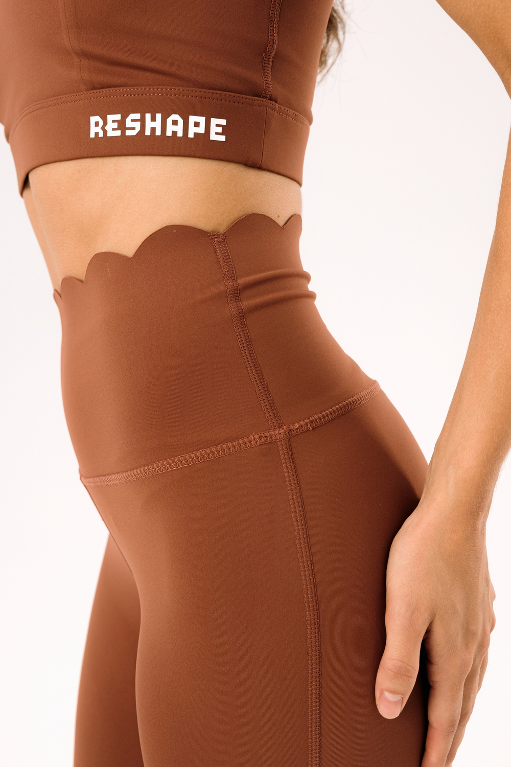 Костюм утягивающий с легинсами и топом с волнообразными краями