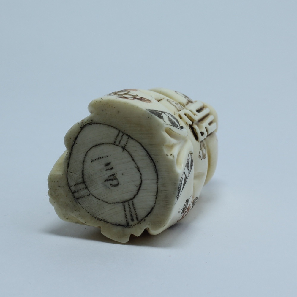 Нэцкэ Шоусин в круглом головном уборе