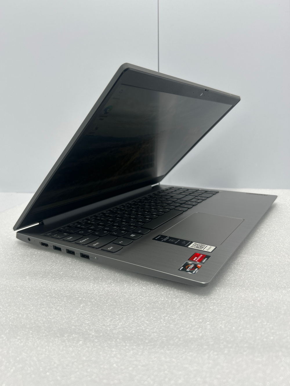 Ноутбук Lenovo IdeaPad 3 15ARE05 (81W4003ARK) 15.6"/AMD Ryzen 3 4300U/RAM 8GB/SSD 128GB/AMD Radeon Graphics/1920*1080/IPS/Windows 11/Подсветка кл-ры: нет/серебристый. Состояние: B1