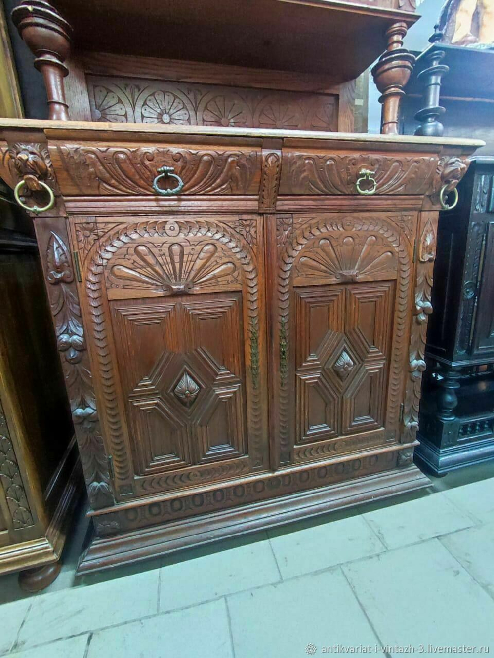 Старинный буфет с витражами
