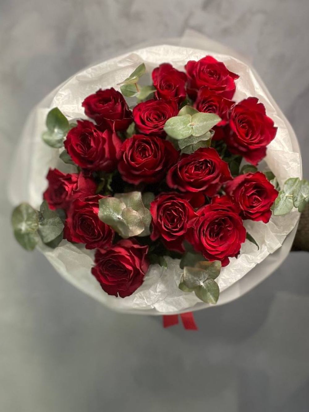 Букет 15 роз с эвкалиптом в оформление.