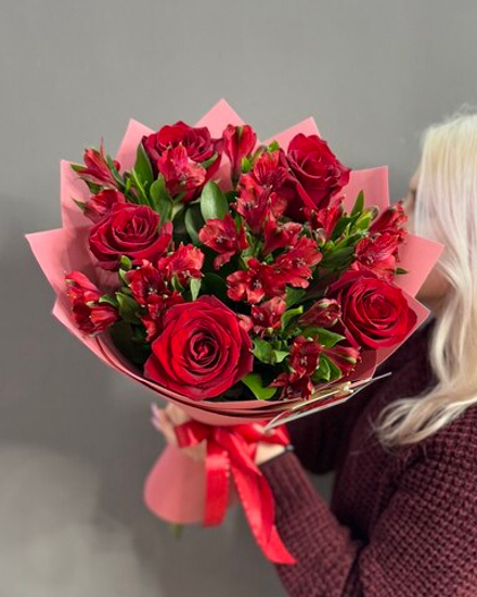 Авторский букет в красной гамме
