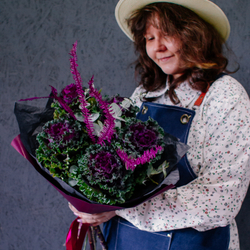 54. Дерзкий насыщенный букет с брассикой