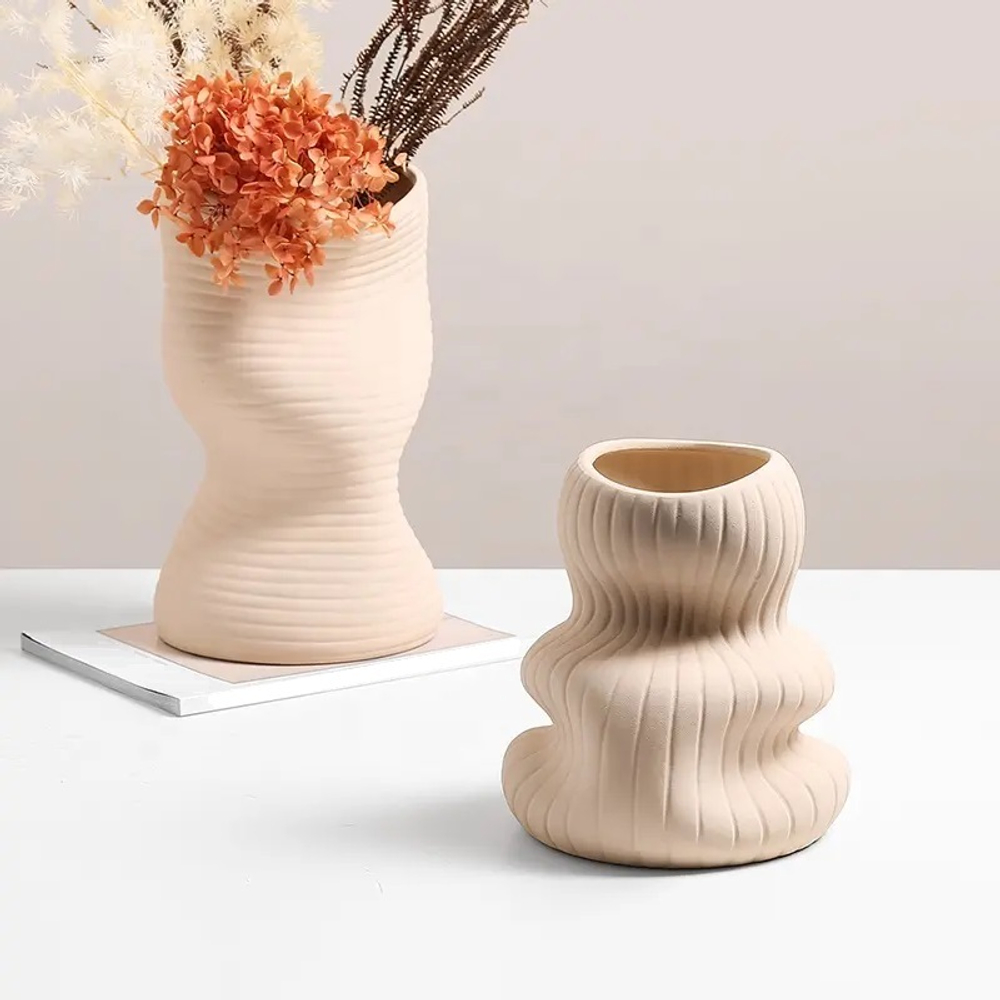 Ваза Vertical curved bottle 1