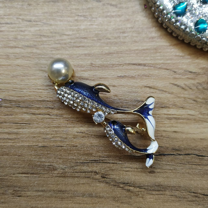 Брошь Дельфины эмаль цветная металл золотистый
