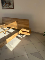 Кровать из массива дуба со встроенными полками Amandi