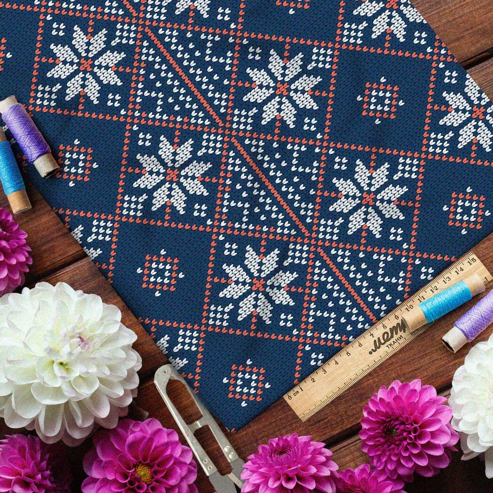 Ткань оксфорд 210 красно-белая вышивка на синем свитере