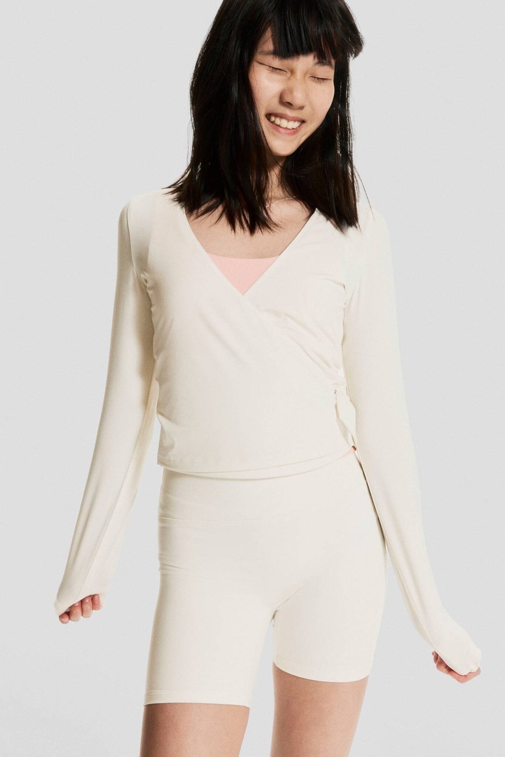 H&M Спортивный топ SoftMove™ с запахом, цвет слоновой кости