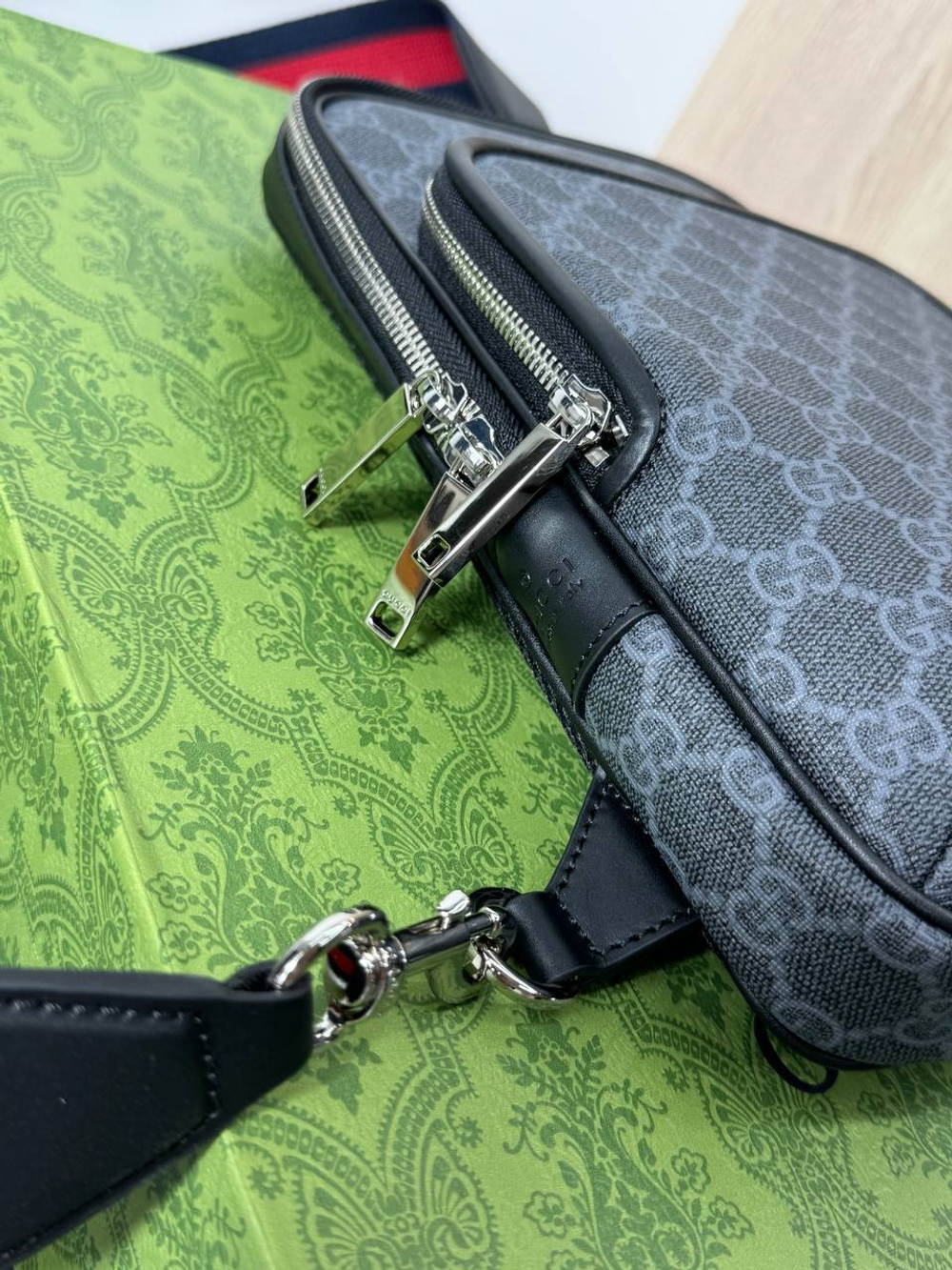 Сумка-слинг Gucci