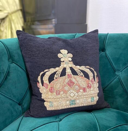 Подушка Корона на чёрном 45х45 см, гобеленовая