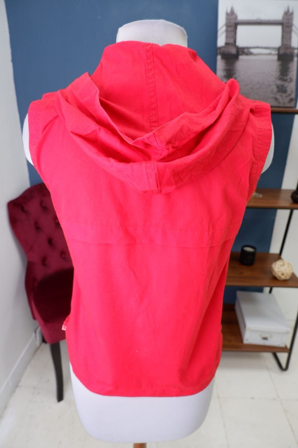 Жилетка на молнии яркая 46 размер