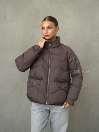 Шоколадный пуховик с трикотажной манишкой