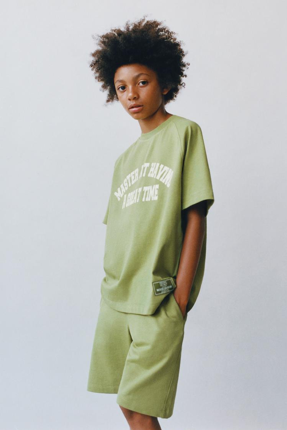 ZARA КОМПЛЕКТ ИЗ ФУТБОЛКИ И ШОРТОВ-БЕРМУДОВ, СВЕТЛО-ЗЕЛЕНЫЙ