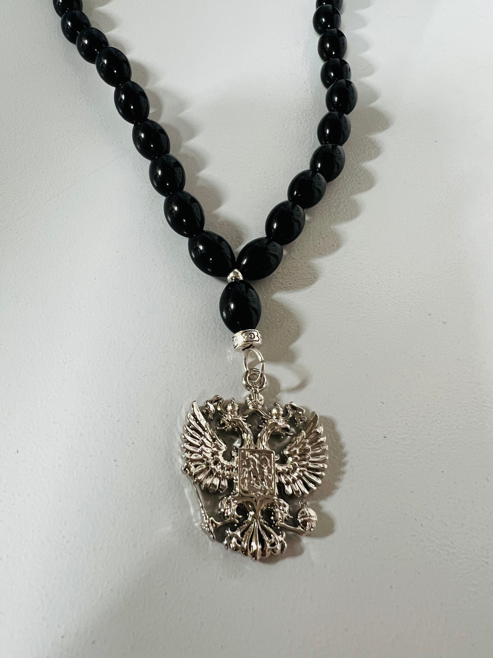 Игрушка-Подвеска на зеркало заднего вида - ЧЕТКИ ЭМАЛЬ Черная - ГЕРБ РФ серебро