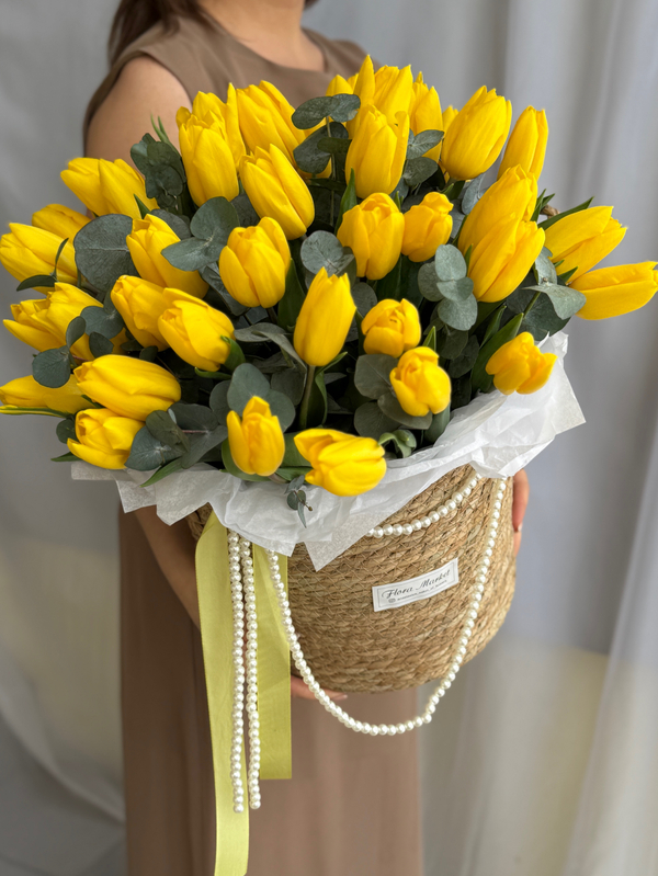 Роскошные желтые тюльпаны и благородный эвкалипт в стильной корзине от Флора Маркет