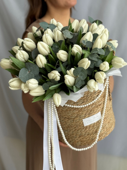 Охапка белых тюльпанов и благородный эвкалипт в стильной корзине от Флора Маркет