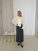 Блуза с бантом молочный