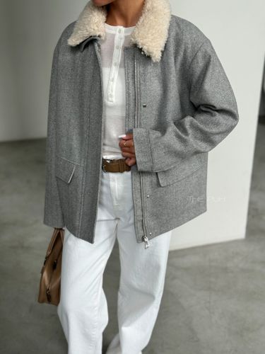 Серая куртка с меховым воротником