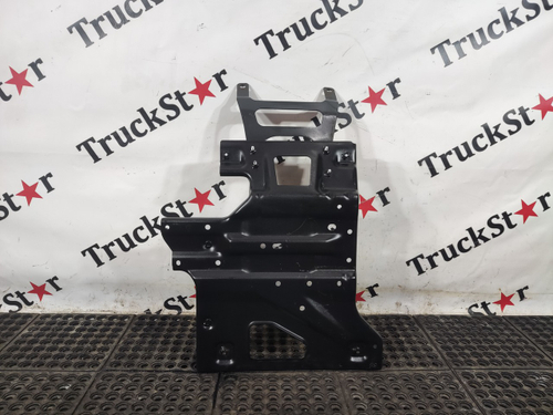 Кронштейн брызговика правого 2020г