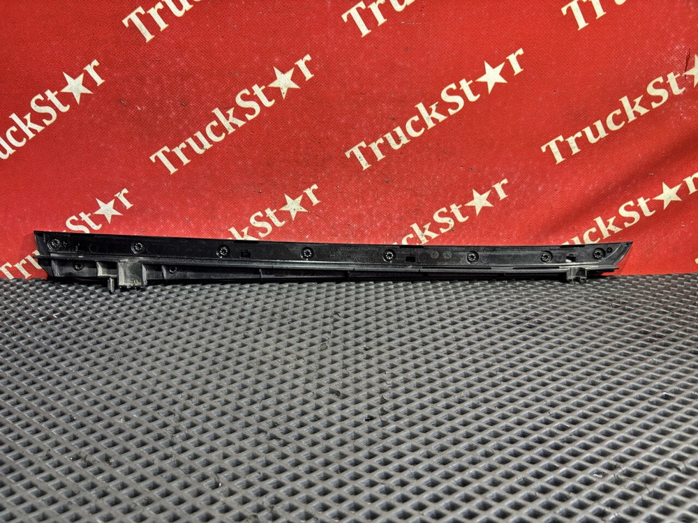 Накладка двери левой