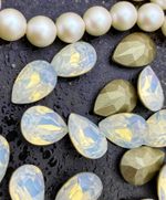 evoli 4320 Pear Fancy Stone - White Opal