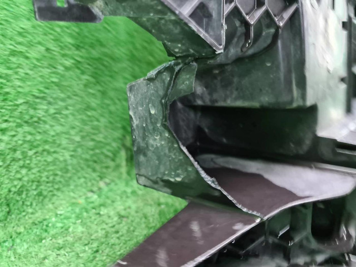 Кронштейн решетки VW Transporter T6 (2019-н.в.)