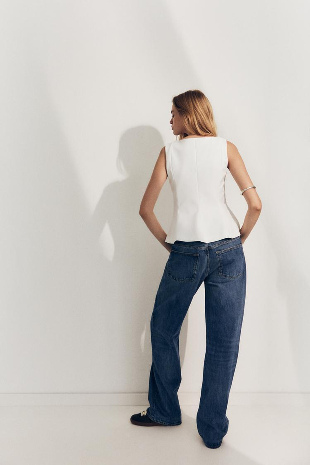 ZARA ТОП ИЗ ЭЛАСТИЧНОЙ ТКАНИ С БАСКОЙ, БЕЛЫЙ