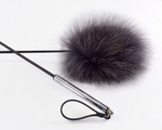 Стек с меховой хлопушкой и металлической рукоятью - 55 см. (Цвет: черный с серебристым)