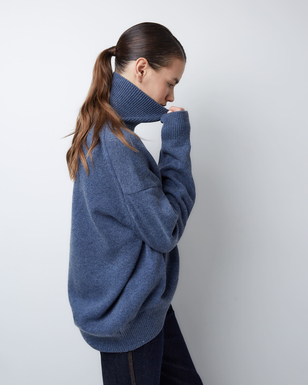 Свитер из смесового кашемира с высоким воротом синий меланж