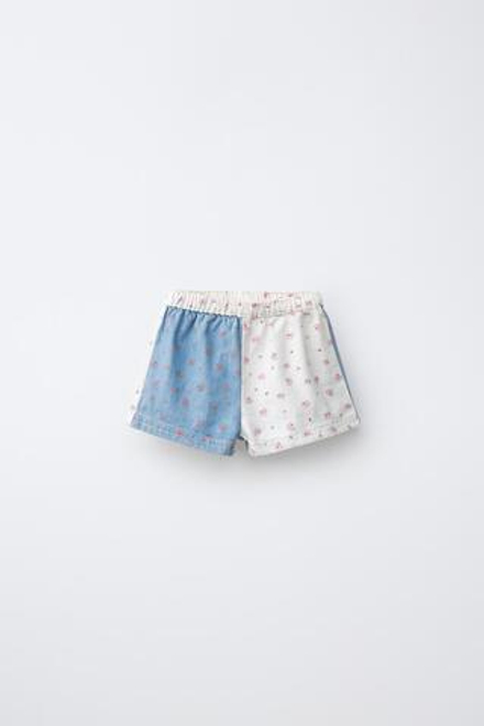 ZARA ДЖИНСОВЫЕ ШОРТЫ-ПЭЧВОРК С ЦВЕТОЧНЫМ ПРИНТОМ, СИНИЙ/БЕЛЫЙ