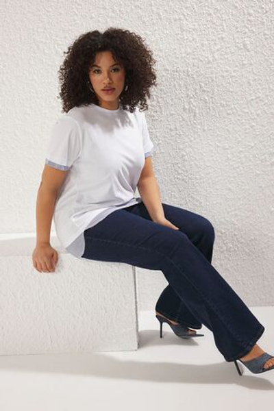 Вязаная футболка больших размеров с белым воротником и полосатым поплином на подоле TBBSS25BF00003