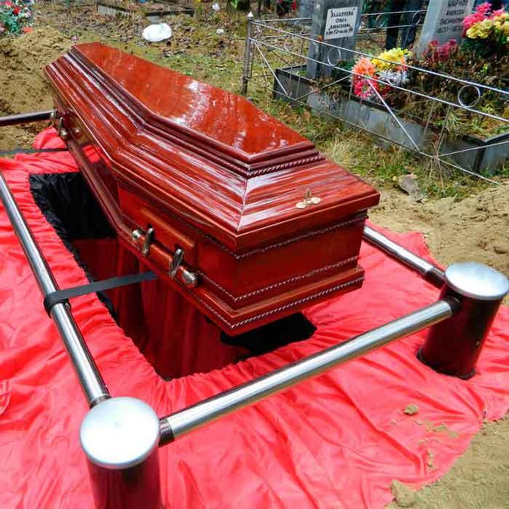 Красивые гробы. Закрытый гроб на похоронах. Гроб с цветами. Гроб с цветами. Закрытый гроб на похоронах.